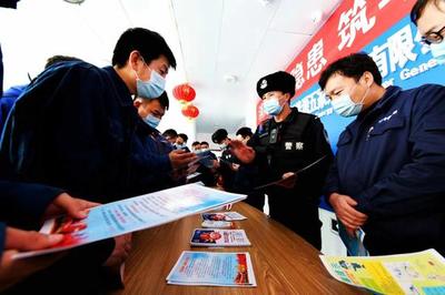 普法服務(wù)進(jìn)工地，庫甫邊境派出所為企業(yè)務(wù)工人員撐起“法治防護(hù)傘”